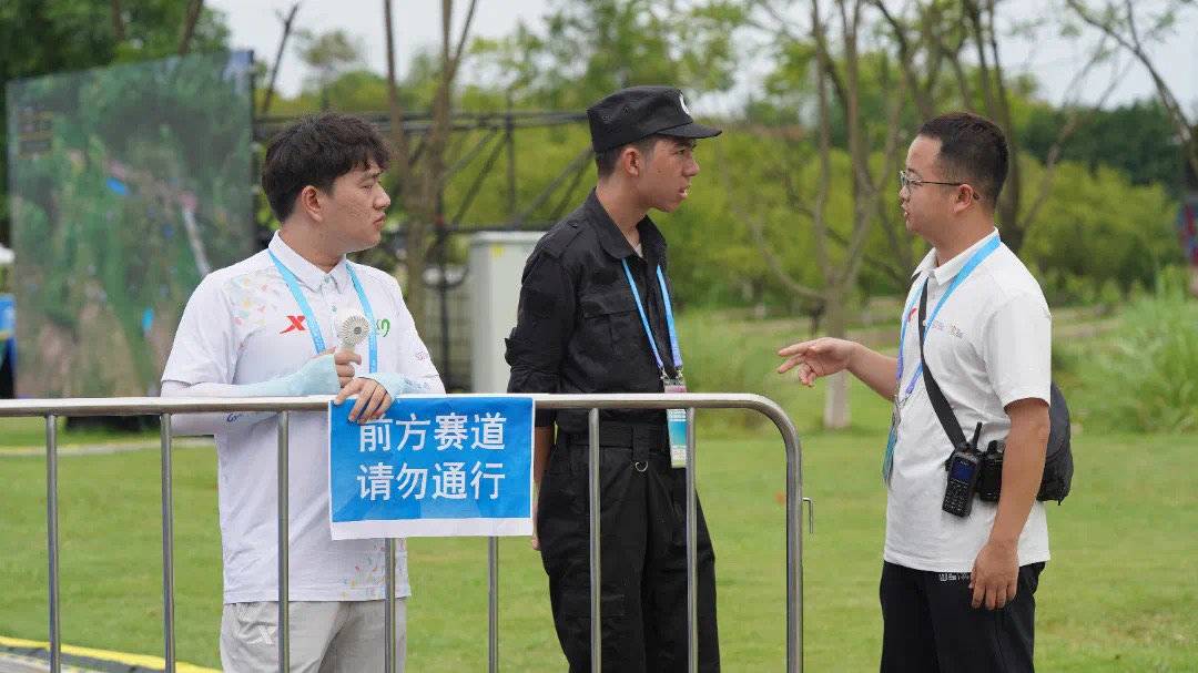 万平方米, 角逐 万平方米, 角逐